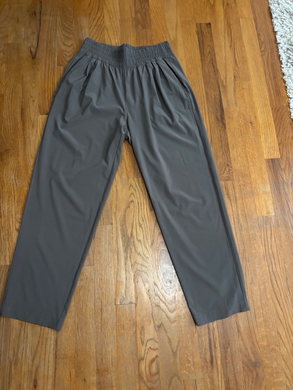 Vuori Smocked-Waist Cropped Pants in Charcoal